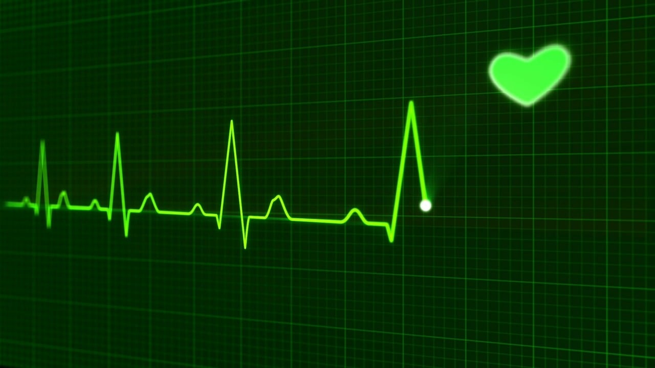 Heartbeat graphic on a green background, symbolizing health and innovation in blockchain technology for healthcare.